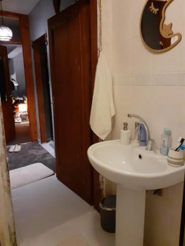 ein Bad mit einem Waschbecken und einem Spiegel in der Unterkunft это квартира где сдаётся только одна комната с проживанием владельца квартиры на одной площади in Istanbul