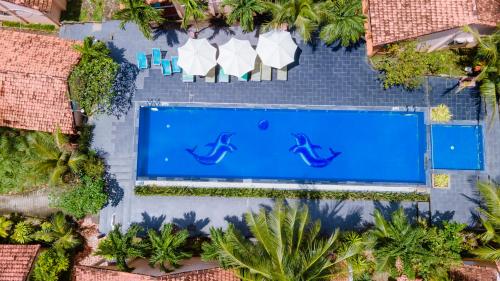 an overhead view of a swimming pool in a resort at Thai Tan Tien Hotel in Phu Quoc