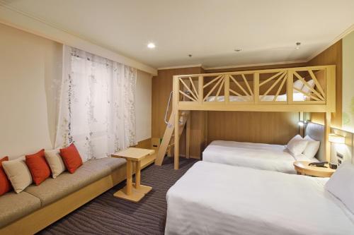 - une chambre d'hôtel avec 2 lits et des lits superposés dans l'établissement Kichijoji Excel Hotel Tokyu, à Musashino