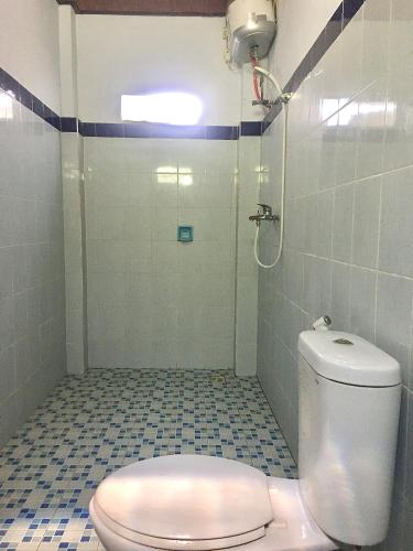 a small bathroom with a toilet and a shower at Wahyu Homestay 1 in Nusa Lembongan
