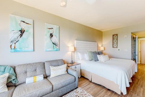 uma sala de estar com uma cama e um sofá em Elation #5416 - Baytowne Breeze em Destin