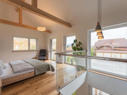 sypialnia z łóżkiem i szklaną ścianą w obiekcie Tasteful holiday home near Ossiacher lake w mieście Töbring