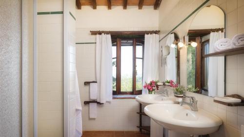 bagno con 2 lavandini e specchio di PODERE CAPRARECCE 8, Emma Villas a Cana
