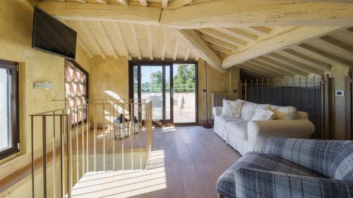 Una sala de estar con un sofá blanco y un televisor. en LA DAMA DEL BOSCO 8&3, Emma Villas, en Capriglia