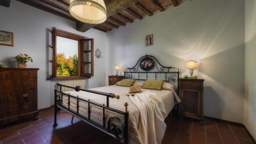1 dormitorio con cama y ventana en CASALE IL TORCHIO 12&4, Emma Villas, en Ripabianca