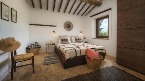 A bed or beds in a room at CASALE TAVERNELLE 6, Emma Villas