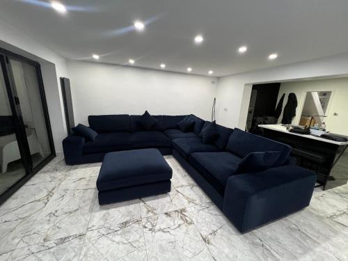 Penthouse Style Luxury 2 Bedroom House has Hot-Tub, extra fees apply photo 8