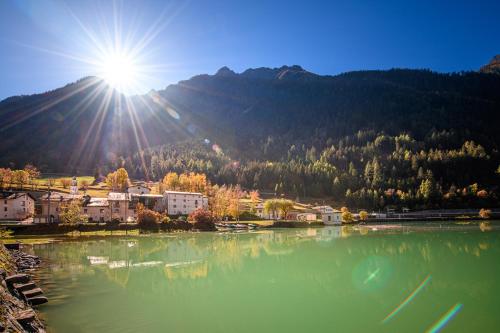 una gran masa de agua con el sol en el fondo en Albergo Ristorante Miralago, en Miralago