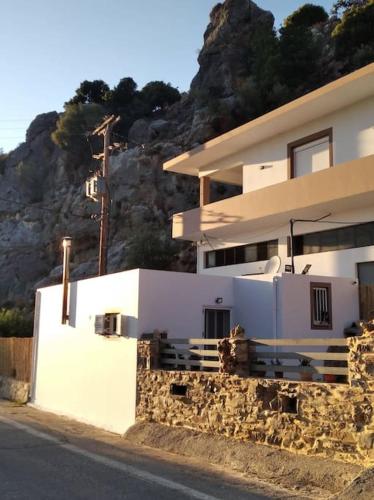 a white house with a mountain in the background at MARINOS House WANDERN&ENTSPANNEN am Fusse des Psiloritis in Kamárai