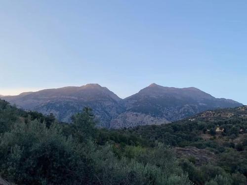 a mountain range with trees and mountains in the background at MARINOS House WANDERN&ENTSPANNEN am Fusse des Psiloritis in Kamárai