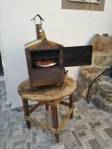 a wood stove sitting on a table in a room at MARINOS House WANDERN&ENTSPANNEN am Fusse des Psiloritis in Kamárai