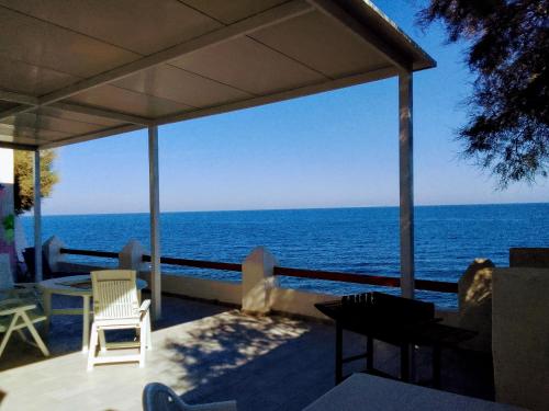 - une vue sur l'océan depuis la terrasse de la maison dans l'établissement Santorini Lovers Villa, à Fira