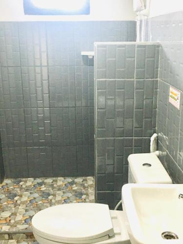 a bathroom with a toilet and a sink at Saeng Tai Amphawa in Samut Songkhram