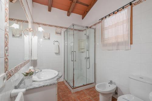 A bathroom at Finca can Miquel des Revellar