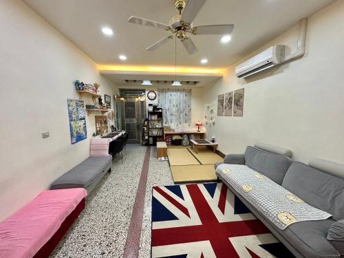a living room with couches and a ceiling fan at 枋寮枋居背包客棧Fang Ju Backpackers in Fangliao
