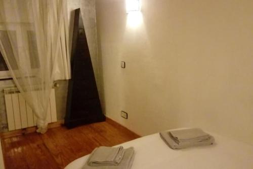 Zimmer mit einem weißen Tisch und einem Fenster in der Unterkunft Centro-bahía de Santander. WIFI in Santander