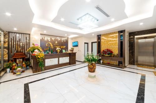 um lobby de um hotel com vasos de flores em Rosee Apartment Hotel - Luxury Apartments in Cau Giay , Ha Noi em Hanói