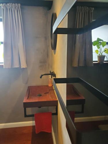 een badkamer met een houten tafel en een wastafel bij Vakantiehuis Meerzicht in Nederhemert
