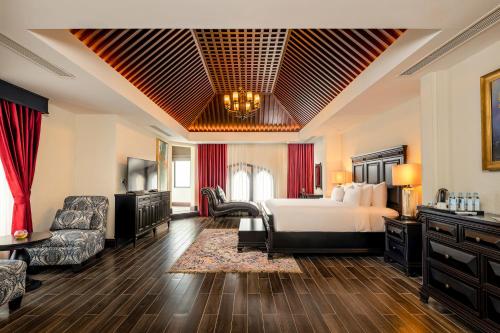 a hotel room with a bed and a living room at Venus Hotel Tam Đảo in Tam Ðảo