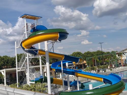 a water slide at a water park at diRoma Fiori 89 com roupa de cama e banho. in Caldas Novas