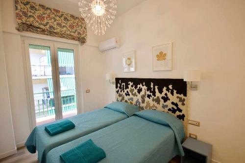 A bed or beds in a room at BLUE BAY Lussuoso A due passi dal mare