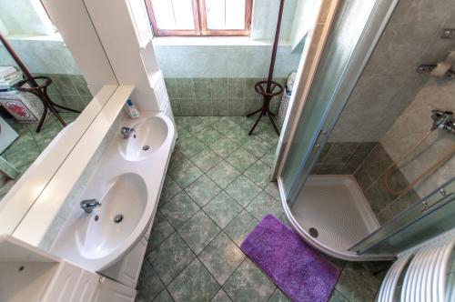 Bilik mandi di Apartments Francka