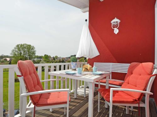 einen weißen Tisch und Stühle auf dem Balkon in der Unterkunft Villa "To Hus" F590 - Appartement 07 im Dachgeschoss mit Kamin und Balkon in Ostseebad Sellin