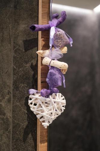 a bunch of stuffed animals in a heart basket at La Dila Dolomiti Mountain Lodge in Andalo
