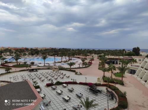 Bazén v ubytování Pharaoh Azur Resort nebo v jeho okolí