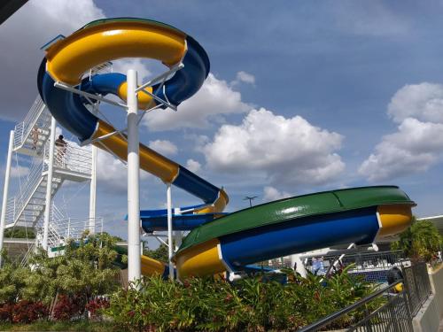 een blauwe en gele waterglijbaan in een attractiepark bij diRoma Fiori 160 Conforto e muita diversão in Caldas Novas