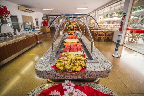 un buffet en una tienda con plátanos en un mostrador en diRoma Fiori 160 Conforto e muita diversão, en Caldas Novas