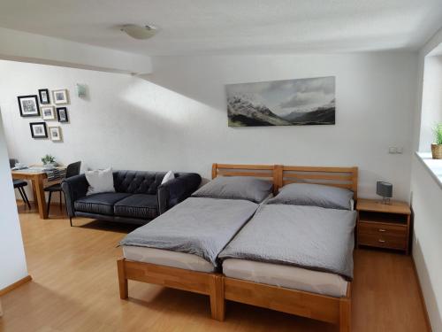 1 dormitorio con 1 cama y 1 sofá en Haus Schön Weberhof en Kirchbichl