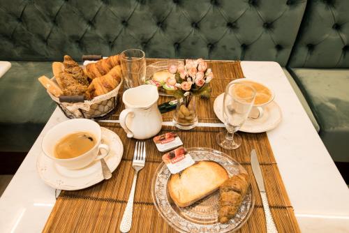 einen Tisch mit einem Tablett mit Brot und einer Tasse Kaffee in der Unterkunft Hotel Sol in Toledo