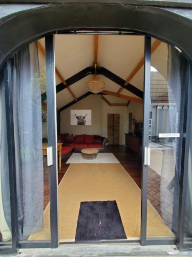 Blick auf ein Wohnzimmer aus dem Inneren eines Hauses in der Unterkunft Vakantiehuis Meerzicht in Nederhemert