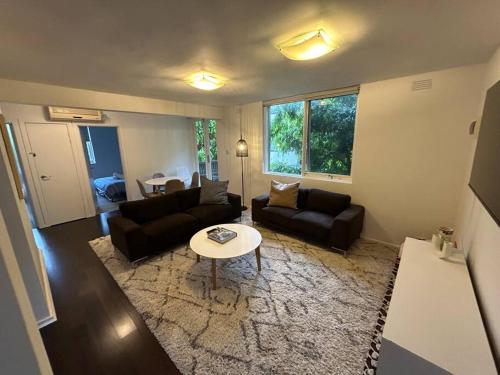 Area tempat duduk di Two bedroom South Melbourne Apartment on Montague