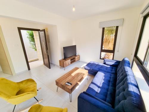Liza Dream House في ترسيفانو: غرفة معيشة مع أريكة زرقاء وطاولة