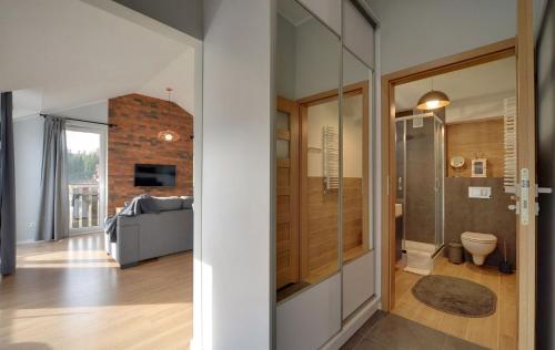 シュクラルスカ・ポレンバにあるApart-Invest Perła D9のバスルーム(ウォークインシャワー、トイレ付)