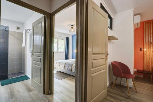 La salle de bains est pourvue d'une porte menant à une chambre. dans l'établissement Fleur de Palmier - appt T4 la Saline les Bains, à La Saline les Bains