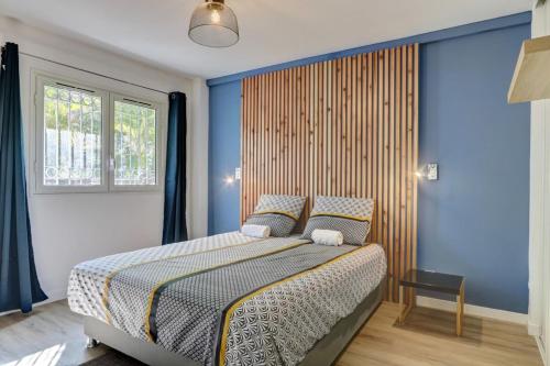 - une chambre avec un lit aux murs bleus et une fenêtre dans l'établissement Fleur de Palmier - appt T4 la Saline les Bains, à La Saline les Bains