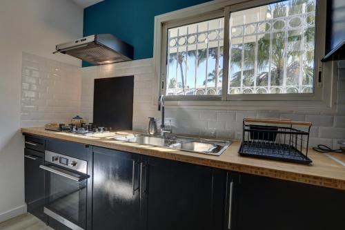 Dapur atau dapur kecil di Fleur de Palmier - appt T4 la Saline les Bains