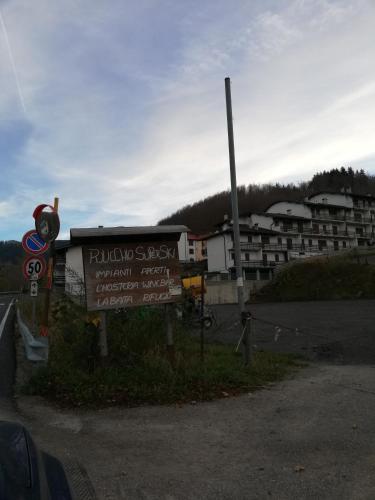 a sign on the side of a road near a parking lot at CASA ILARIA in Abetone
