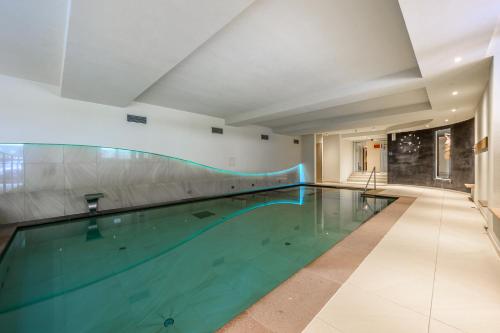 a swimming pool in a building with a swimming pool at Ravelli Sporting in Mezzana