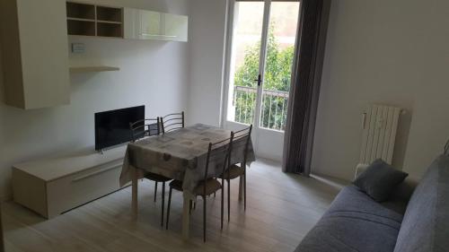 einen Esstisch und Stühle im Wohnzimmer in der Unterkunft Bergamo Centro Residence in Bergamo
