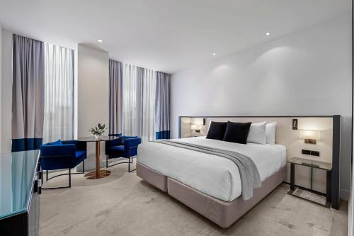 Postel nebo postele na pokoji v ubytování Peppers Waymouth Hotel