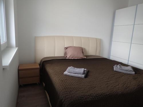 ein kleines Schlafzimmer mit einem Bett mit zwei Handtüchern darauf in der Unterkunft Apartment in the old town in Bratislava