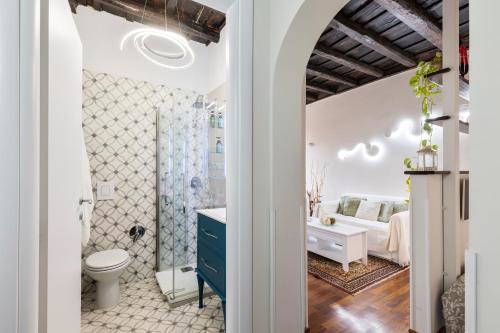 een badkamer met een douche, een toilet en een wastafel bij Trastevere house with balcony,quiet NEW in Rome