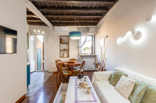 Trastevere house with balcony,quiet NEW