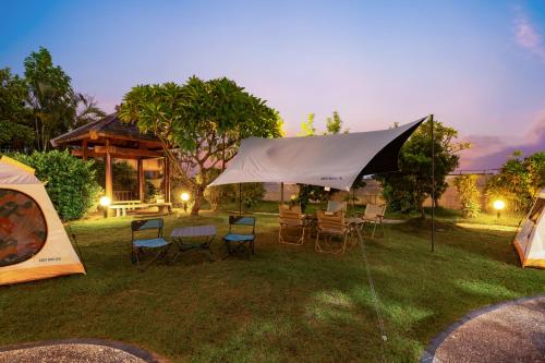 a group of chairs and a tent in a yard at Crowne Plaza Foshan, an IHG Hotel - Exclusive bus stations for HKSAR round-trips in Foshan