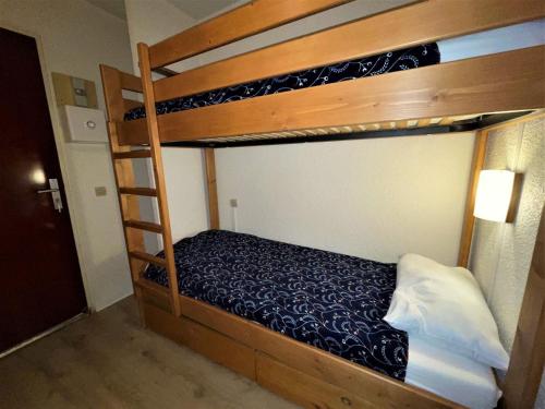 une chambre avec deux lits superposés dans une pièce dans l'établissement Studio 4 pers, pied des pistes, Les Ménuires - Balcon sud, proche commerces et école de ski - FR-1-452-52, aux Menuires