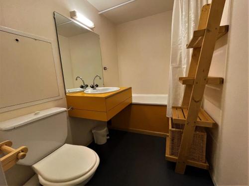 une salle de bain avec toilettes, lavabo et miroir dans l'établissement Studio 4 pers, pied des pistes, Les Ménuires - Balcon sud, proche commerces et école de ski - FR-1-452-52, aux Menuires